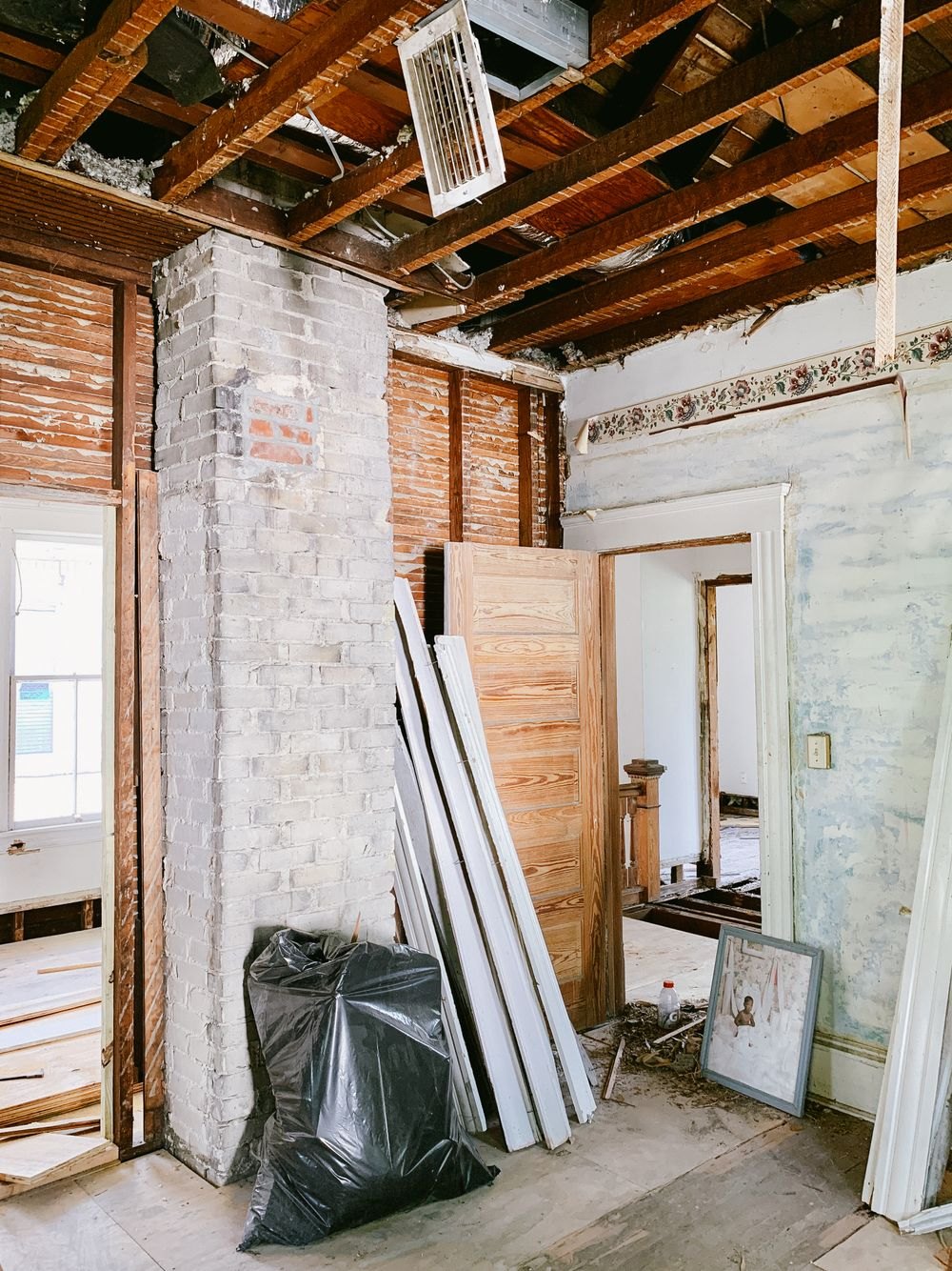 Altbau während der Sanierung mit freigelegten Deckenbalken und Mauerwerk