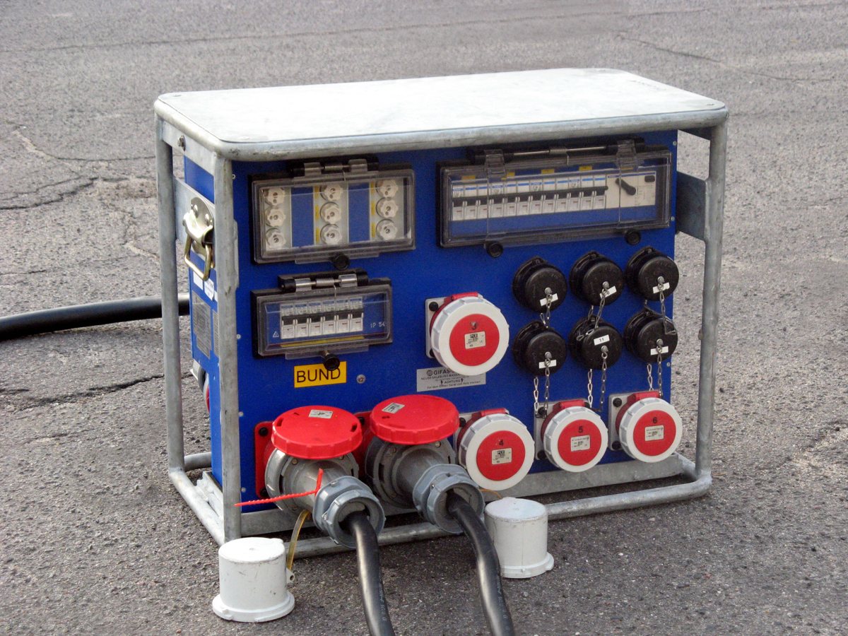 Blauer mobiler Baustromverteiler als Symbolbild