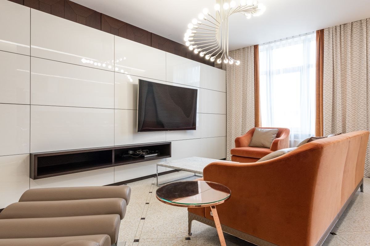 Wohnbereich mit wandmontiertem Fernseher und integriertem Medienmöbel